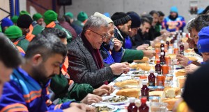 Üsküdar Belediyesi karla mücadele ekiplerini balık ziyafetinde buluşturdu