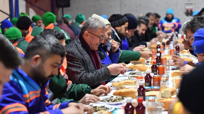 Üsküdar Belediyesi karla mücadele ekiplerini balık ziyafetinde buluşturdu
