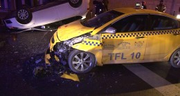 Üsküdar’da kontrolünü kaybeden otomobil takla atarak ticari taksiye çarptı