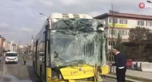 Başakşehir’de 2 İETT otobüsü kafa kafaya çarpıştı, yaralılar var