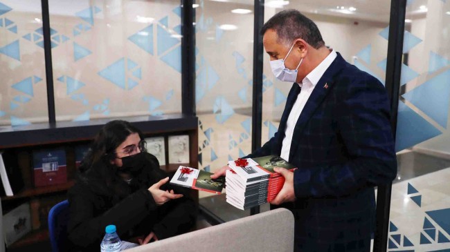 Başkan Çağırıcı, 14 Şubat Dünya Öykü Günü’nde gençlere kitap hediye etti