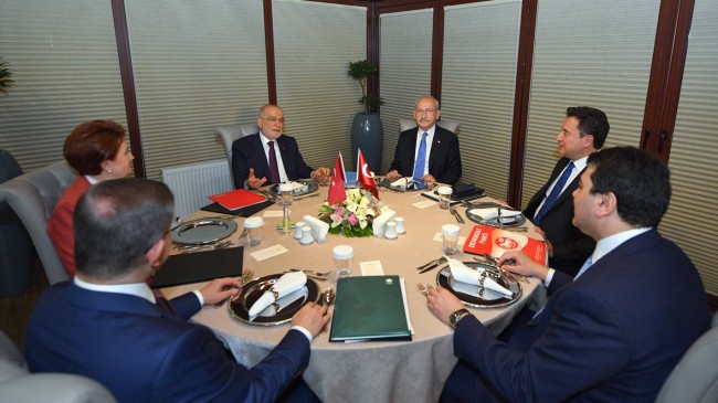 Genel başkanlar yuvarlak masada buluştu