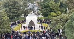 Samsun’da bir grup akıl fukarası, Atatürk’ün heykeli etrafında tavaf etti (!)