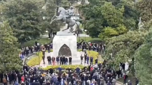 Samsun’da bir grup akıl fukarası, Atatürk’ün heykeli etrafında tavaf etti (!)