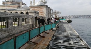 Üsküdar’daki Şemsi Paşa Camii’nin önündeki yol, yapılmayı bekliyor