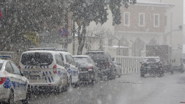 Yoğun kar yağışı Anadolu Yakası’nda etkisini göstermeye devam ediyor