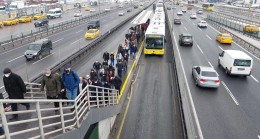 Aracı olan vatandaşlar trafik uyarısını dikkate alarak toplu taşımalara yöneldi