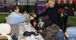 Çekmeköy Belediye Başkanı Poyraz, etkinliğe katılan kadınlara gül hediye etti
