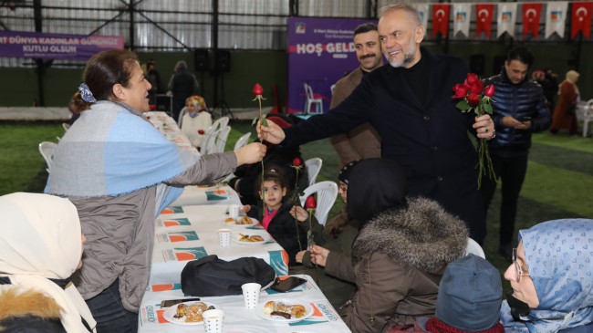 Çekmeköy Belediye Başkanı Poyraz, etkinliğe katılan kadınlara gül hediye etti