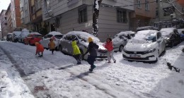 Kar yağınca çocuklar musmutlu oldu