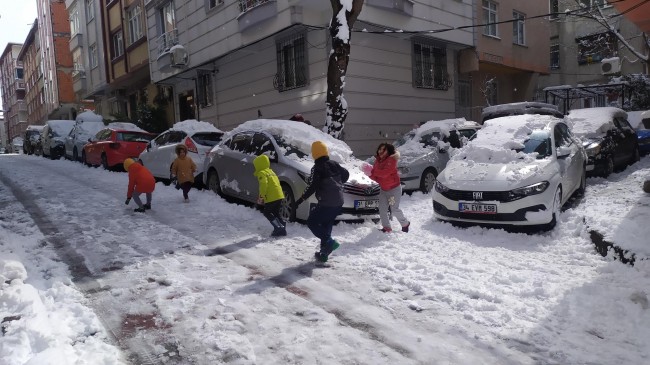 Kar yağınca çocuklar musmutlu oldu