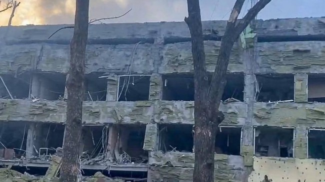 Katil Rus ordusu Ukrayna’nın Mariupol şehrinde çocuk hastanesini vurdu
