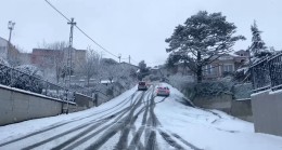 Sarıyer’de bazı sürücüler karla kaplanan yolda zorlandı