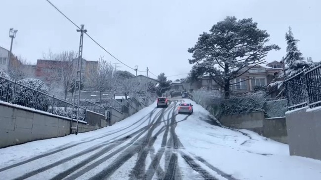 Sarıyer’de bazı sürücüler karla kaplanan yolda zorlandı