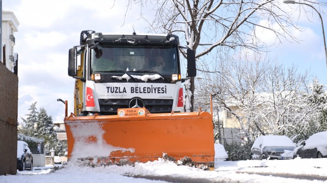 Tuzla Belediyesi, hem 63 araç ve 450 personel ile karla mücadele ediyor, hem da sokak hayvanlarını besliyor