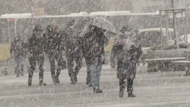 Üsküdar’da etkili olan kar yağışı vatandaşlara zor anlar yaşattı