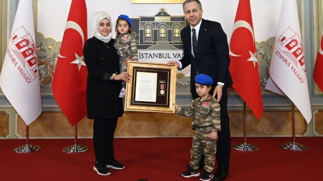 Vali Yerlikaya, şehit aileleri ve gazilere Devlet Övünç Madalyası takdim etti