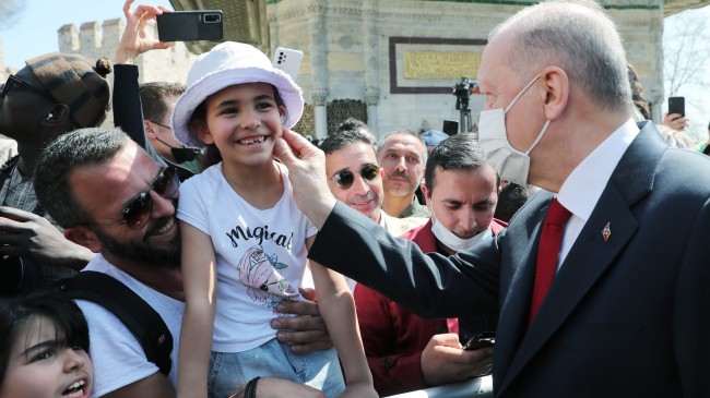 Cumhurbaşkanı Erdoğan’a vatandaş ve çocuklar yoğun ilgi gösterdi