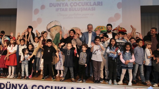 Başkan Kabaktepe, Dünya çocukları ile Eyüpsultan’da iftar sofrasında buluştu