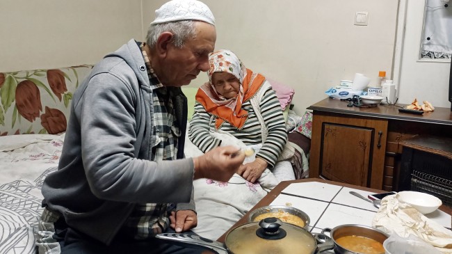 CHP’li Ereğli Belediyesi, yaşlı çifte iftar için getirdiği sıcak yemeği geri aldı