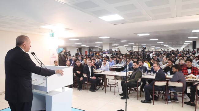 Cumhurbaşkanı Erdoğan, yurtta kalan üniversite öğrencileriyle buluştu