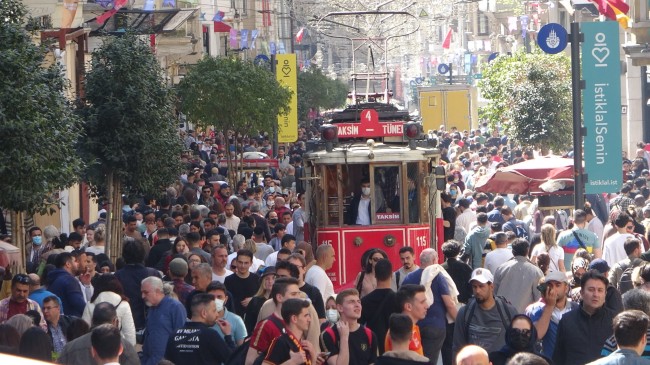 Hava güzel olunca vatandaşlar Beyoğlu İstiklal Caddesi’ne akın etti