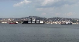 İstanbul Boğazı’ndan apartman geçti
