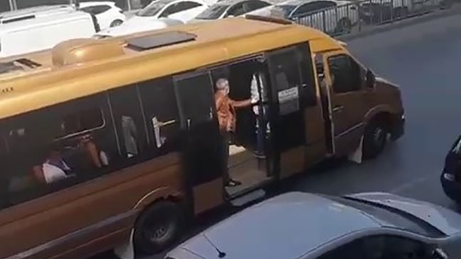 Minibüs şoförü kavga edip araç kovaladı, “Yavaş” diyen yolcuları küfrederek kovdu