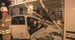 Çekmeköy’de 2 otomobil kafa kafaya çarpıştı: Otomobil dükkana daldı