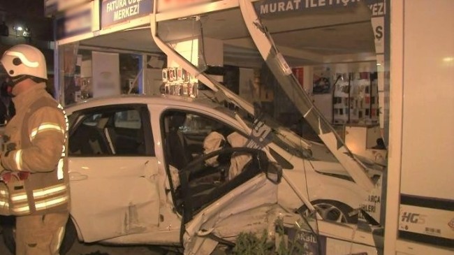 Çekmeköy’de 2 otomobil kafa kafaya çarpıştı: Otomobil dükkana daldı
