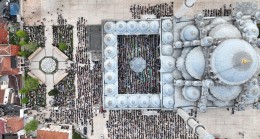 Fatih Camii’nde Ramazan Bayram namazı havadan görüntülendi