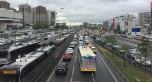 İstanbul’da beklenen yağış başladı ve trafik yoğunluğu yüzde 83’e çıktı