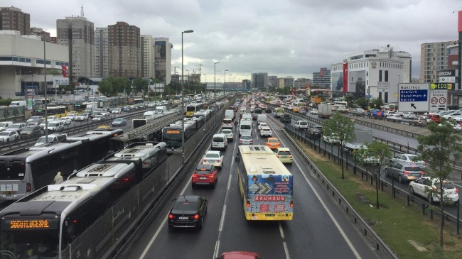 İstanbul’da beklenen yağış başladı ve trafik yoğunluğu yüzde 83’e çıktı