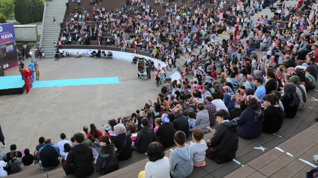 Tuzla’da 2 bin kişilik açık hava sineması etkinliği düzenlendi