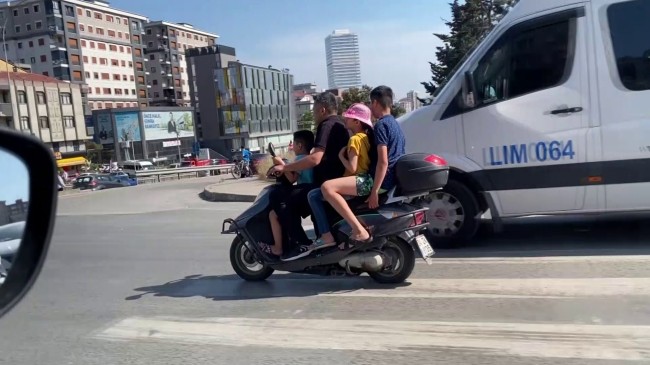 Kadıköy’de motosiklet üzerinde aile boyu tehlikeli yolculuk, kask da cabası