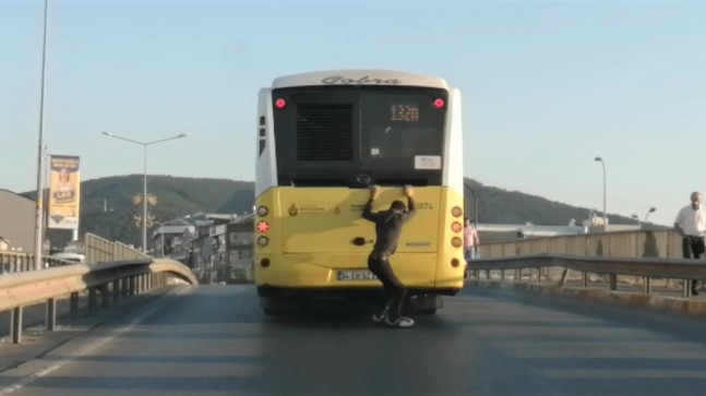 İETT otobüsüne takılan patenli gençten tehlikeli hareketler