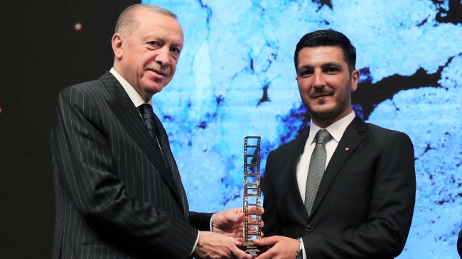 İsmail Coşkun, müsilaj fotoğrafına verilen ödülü Cumhurbaşkanı Erdoğan’dan aldı