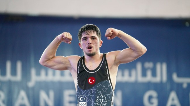Muhammet Karavuş, Akdeniz Oyunları güreşte altın madalya kazandı