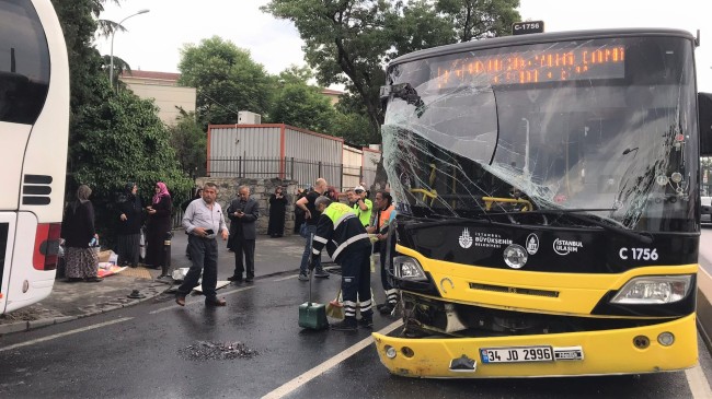 Üsküdar’da İETT otobüsü ile iki tur otobüsü çarpıştı, ortalık savaş alanı