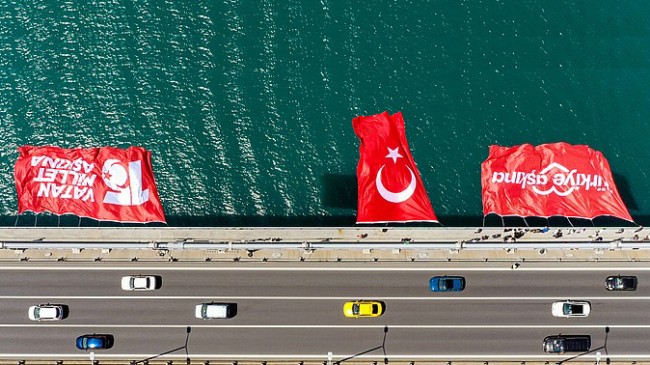15 Temmuz Şehitler Köprüsü’ne dev Türk bayrağı ve afişler asıldı