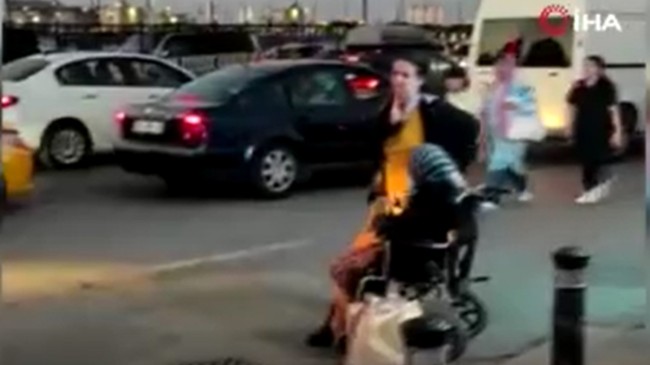 Eminönü’nde turistleri almak için engelli ve yaşlı kadını taksiye almadılar