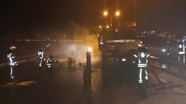TEM Otoyolu’nda oksijen tüpü yüklü kamyon alev alev yandı