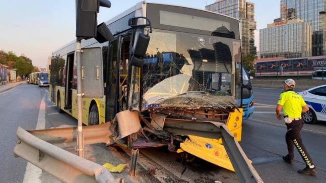 Üsküdar’da servis aracının sıkıştırdığı İETT otobüsü bariyerlere saplandı