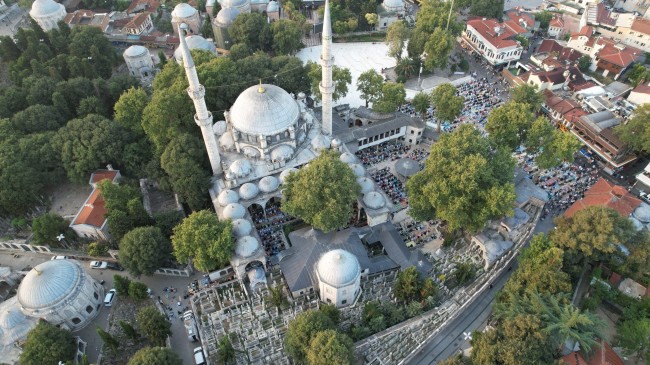 Milyonlarca İstanbullu Müslüman Kurban Bayramı namazı için camilere akın etti
