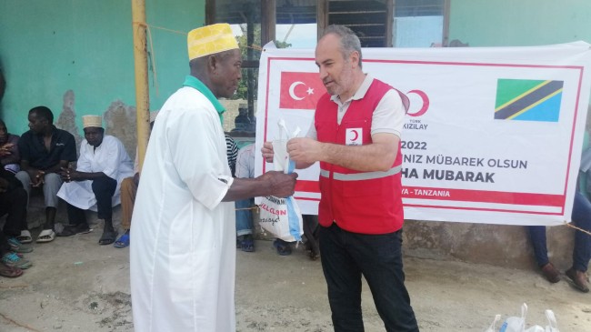 Kızılay Kadıköy Şube Başkanı Birol Boz, kurban bağışlarınızı Tanzanya’da dağıttı