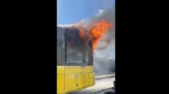 Metrobüs, seyir halinde yolcular içindeyken alev alev yandı