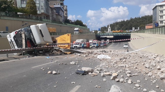 Çekmeköy’de moloz yüklü hafriyat kamyonu devrildi
