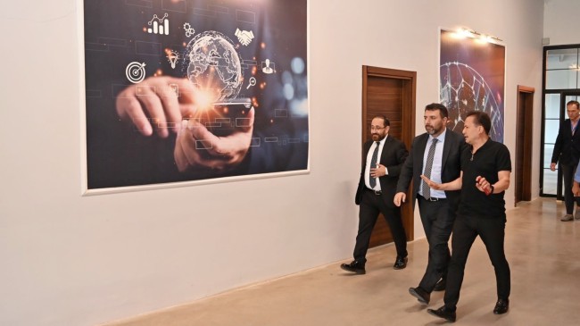 KOSGEB Başkanı Hasan Basri Kurt, Tuzla Belediyesi Teknoloji Merkezi’ni ziyaret etti