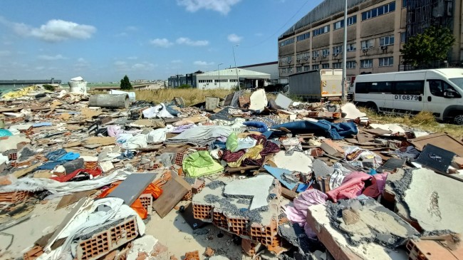 Cami izinsiz yıkılırken Esenyurt Belediyesi yetkilileri neredeydi?