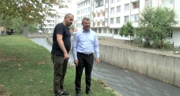 AK Parti Esenyurt İlçe Başkanı Özer, sel bölgesine gelerek incelemelerde bulundu